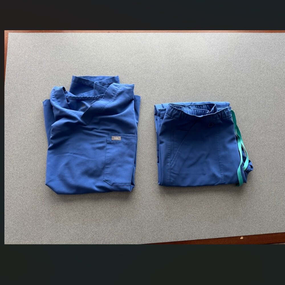 Men's M Figs Scrub Set - Leon Three-Pocket Scrub Top & Cairo Cargo Scrub Pants